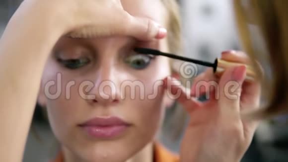 化妆师用睫毛妆来塑造的眼睛马斯卡拉近景视频的预览图