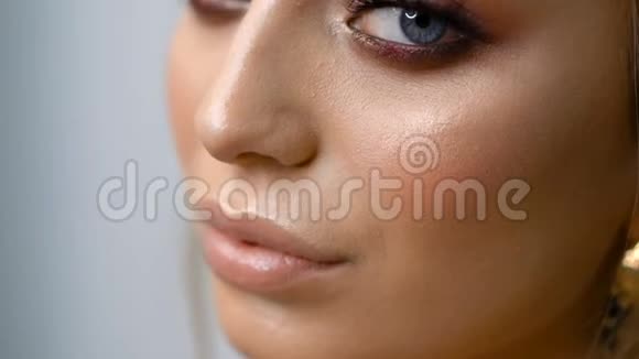 模特脸美容画像有明亮的蓝眼睛护肤理念视频的预览图