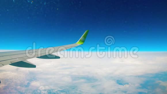 金属翅膀移动而一架飞机在天空中高高飞起视频的预览图