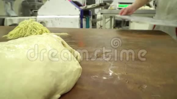 女人面包师用面团做面包视频的预览图
