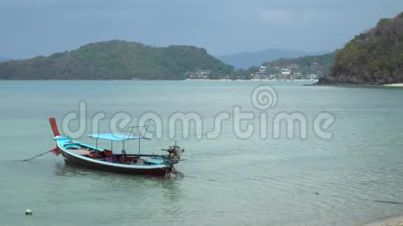 泰国热带海滩海上长尾船视频的预览图