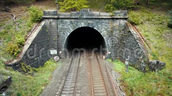 五月间一列客运列车穿过山顶区的托特利隧道晴天视频的预览图