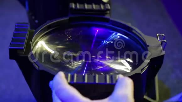 一个人照明器检查一个新的管配置投影仪视频的预览图