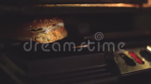 男性手在一次性手套可触及三明治从电动烤架准备三明治视频的预览图