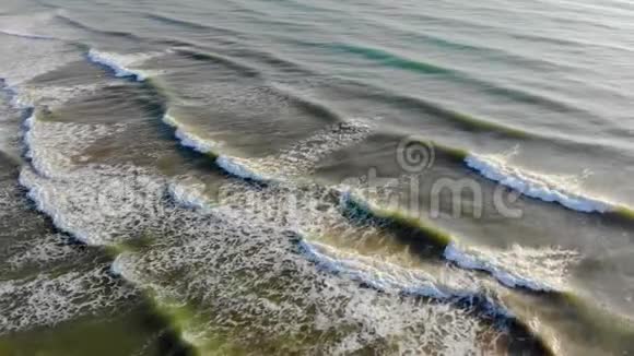 空中拍摄的海浪撞击海滩和太平洋的白水潮视频的预览图