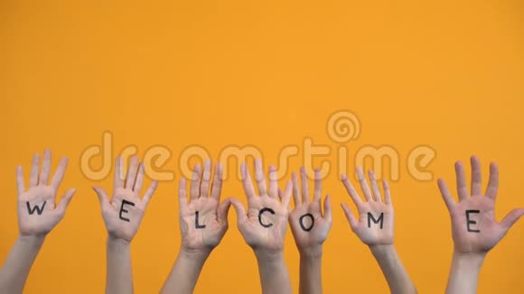 欢迎写在橙色背景上的手掌社区聚会邀请视频的预览图