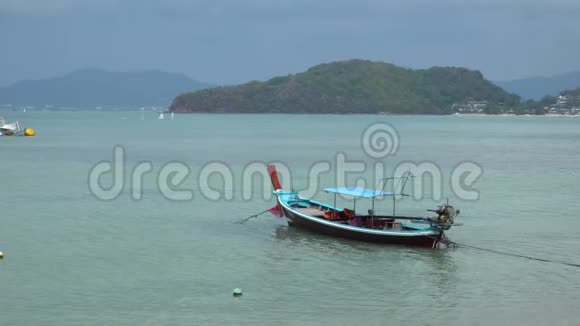 泰国长尾船在热带海滩的海上视频的预览图