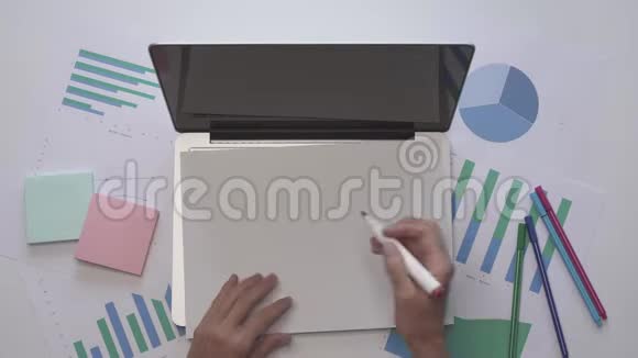 商业概念女人在电脑上的一张纸上写着TRAFFIC视频的预览图