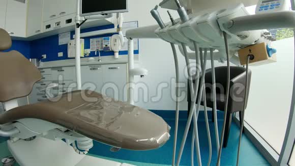 牙科诊所用棕色牙科椅和医疗设备从事牙科工作视频的预览图