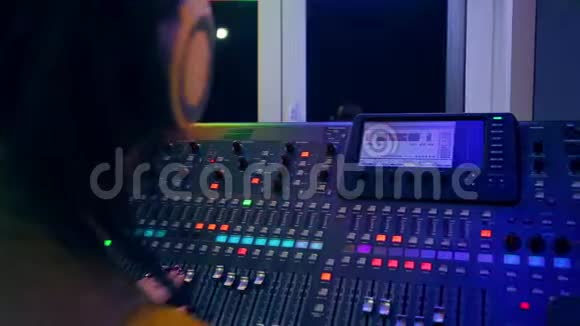 女性DJ的手在混合控制台混合轨道到迪斯科视频的预览图