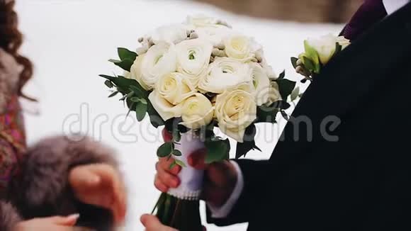 一个男人给他的女朋友一束漂亮的花快关门打得不错爱和家庭视频的预览图