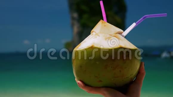 新鲜椰汁加彩色吸管视频的预览图