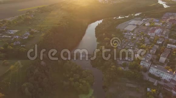 乌克兰森林傍晚的河坝视频的预览图