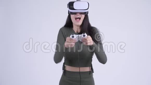 快乐的年轻美女玩游戏使用虚拟现实耳机视频的预览图