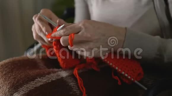女性握手尝试编织集中爱好帕金森病症状视频的预览图
