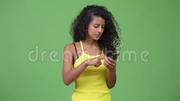 年轻漂亮的西班牙女人用电话和坏消息视频的预览图