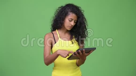 年轻漂亮的西班牙裔女性使用数字平板电脑并得到坏消息视频的预览图