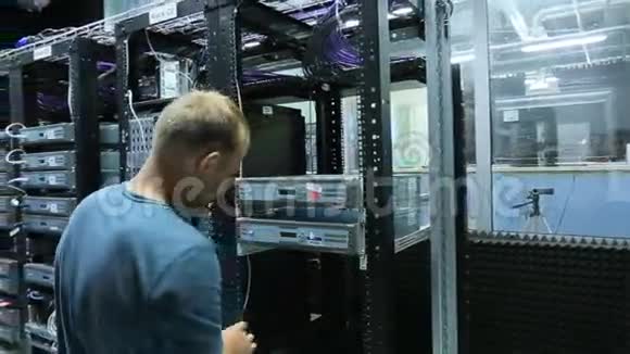 一个男人在服务器机房工作视频的预览图