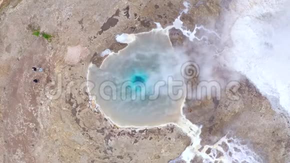 飞行在大间歇泉上方黄金圈的间歇泉冰岛4k无人驾驶飞机视野视频的预览图