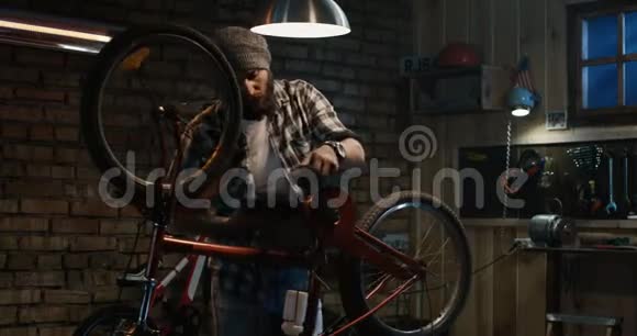 一个人在自行车修理店用平板电脑视频的预览图