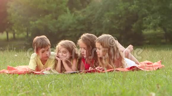 可爱的孩子一起在花园里看书夏天是个好日子慢动作关门视频的预览图