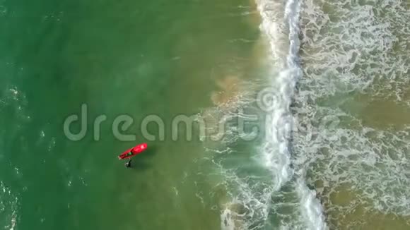 从上面的冲浪者和海浪中看到美丽的景色视频的预览图
