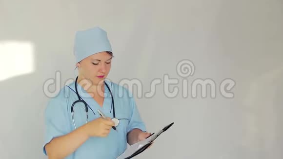 一位女医生把口袋里的圆珠笔拿掉拍摄中期计划视频的预览图