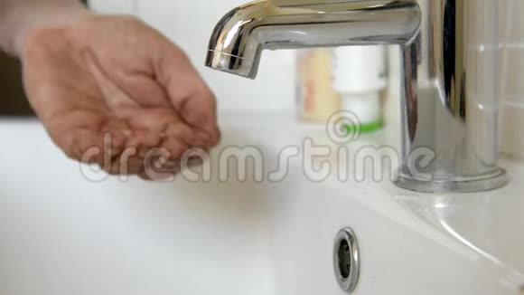 男人用肥皂在自来水中洗手视频的预览图