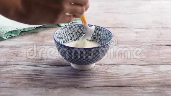 把天然酸奶放进碗里视频的预览图