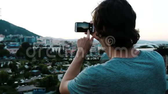 人类游客从观景台拍摄了一幅智能手机全景图视频的预览图