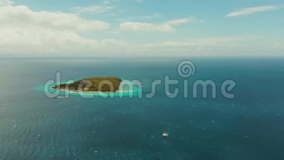 公海上的热带岛屿菲律宾苏米隆岛视频的预览图