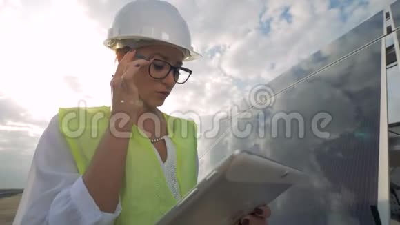 女工程师在屋顶上检查太阳电池现代创新产业理念视频的预览图
