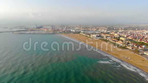 巴伦西亚航空港从高空起飞沿港口方向飞越海洋港口概况视频的预览图