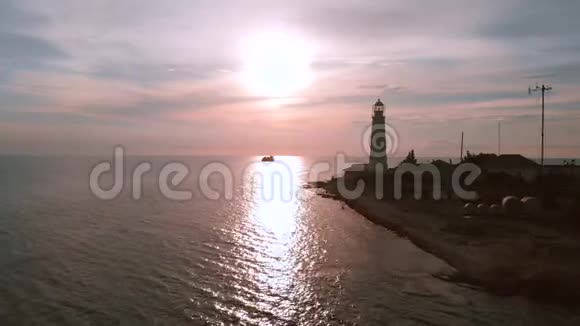 海角的灯塔美丽的从空中拍摄日落时飞过灯塔美丽的灯光风景视频的预览图