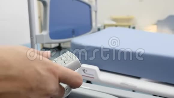 医疗设备概念产科在现代妇产诊所的产房女性手按按钮视频的预览图