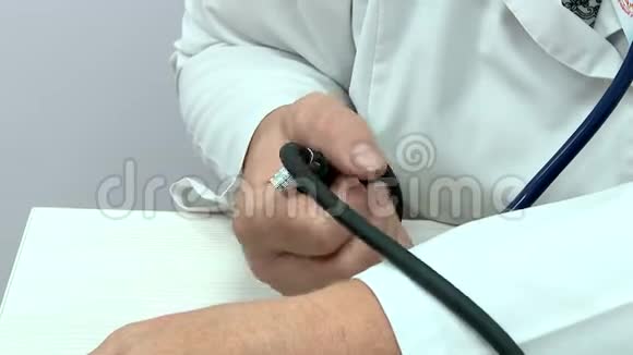 医生测量办公室病人的血压视频的预览图