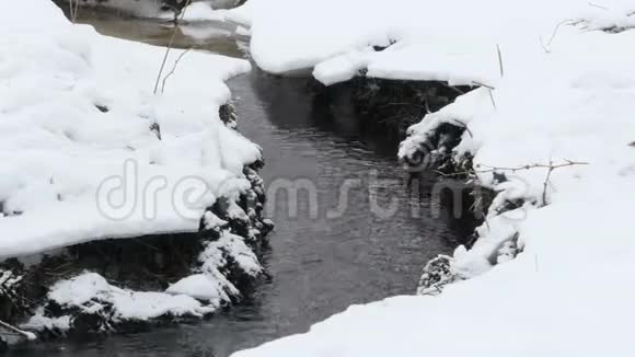 在雪镜下的小溪视频的预览图