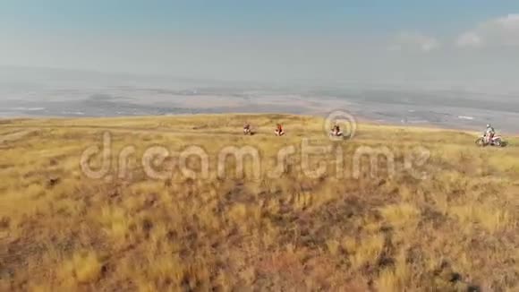 恩杜罗之旅带着肮脏的自行车高在高加索山脉与恩杜罗自行车视频的预览图