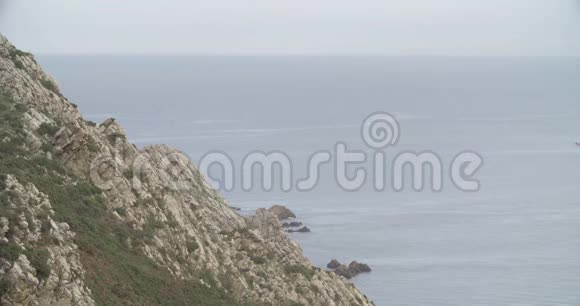 地平线上有海的悬崖峭壁和帆船的景色视频的预览图