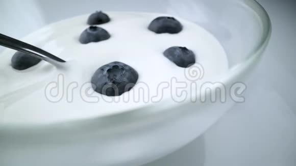 蓝莓草莓和牛奶酸奶与浆果和薄荷围绕白色背景视频的预览图