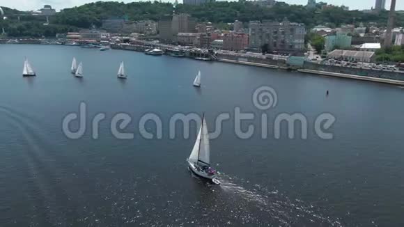 跟踪游艇在蓝色河流4k空中无人机镜头视频的预览图