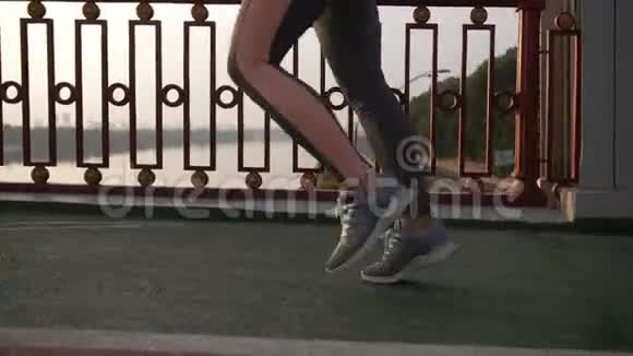 城市女性运动员腿部跑步侧视图视频的预览图