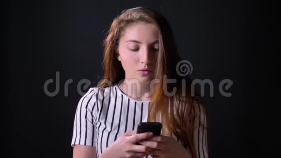 关切的年轻美女姜发打电话被隔离在黑色背景上集中视频的预览图