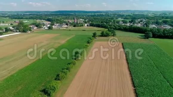无人机看到的阿米什墓地乡村和农田视频的预览图