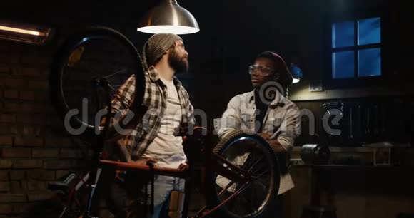 两个男人在自行车修理店聊天视频的预览图