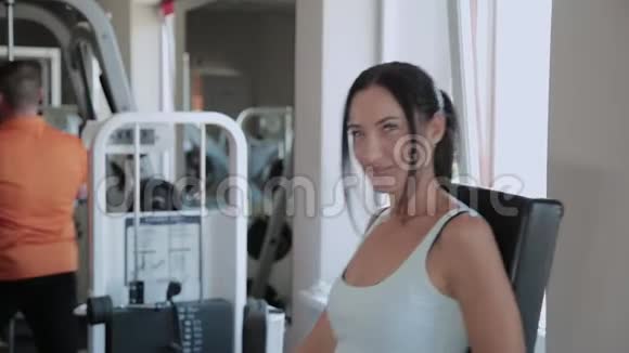 漂亮活跃的女人在健身房里摇腿视频的预览图