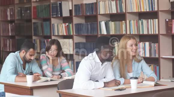 非裔美国男大学生在图书馆准备考试视频的预览图