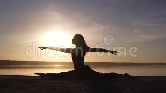 美丽的女人做瑜伽的剪影在海上分开清晨的日出烟雾缭绕的太阳在你的后台视频的预览图
