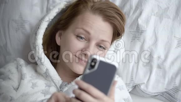 在床上用手机的女人视频的预览图