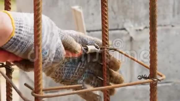 施工现场钢筋工具上脏手套铁丝搭手视频的预览图